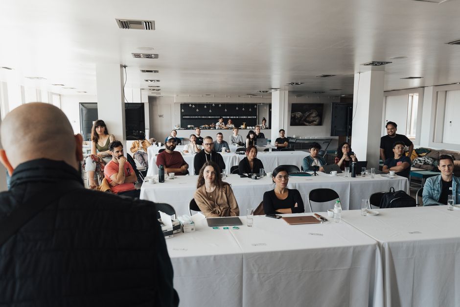 Reunião de profissionais participando de um workshop ou seminário em ambiente corporativo moderno.