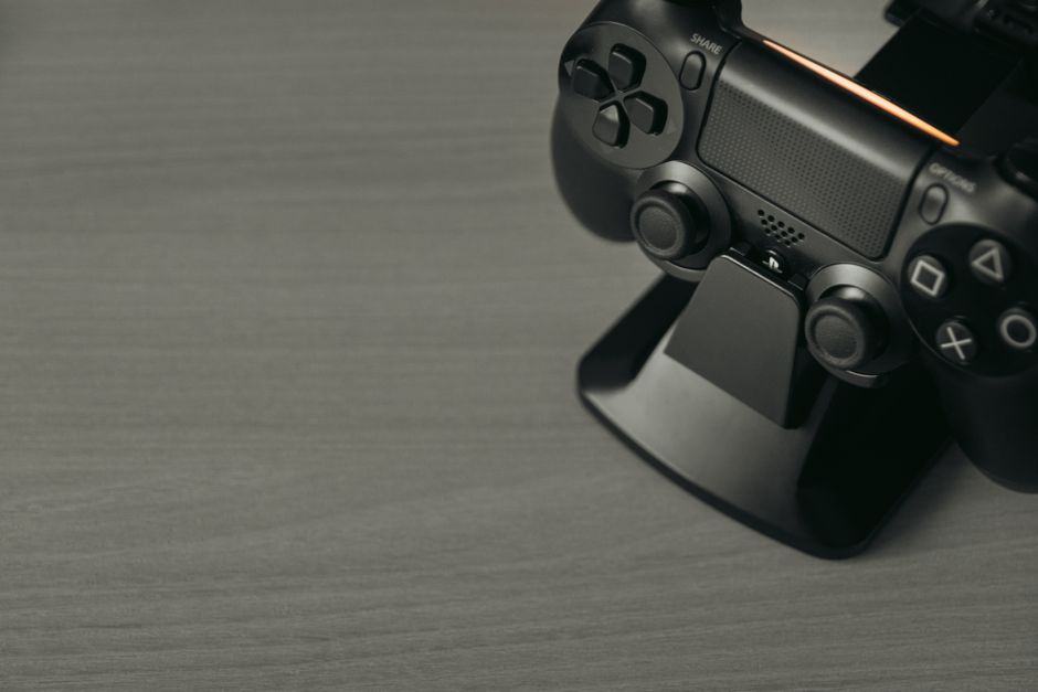 Controle de videogame PlayStation em destaque, utilizado para entretenimento digital e jogos eletrônicos.