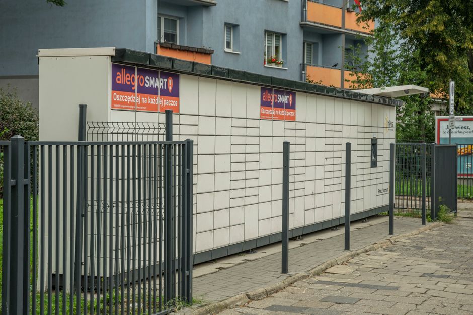 Estrutura de balcão de entregas em área urbana, representando serviços de comércio eletrônico ou logística urbana.