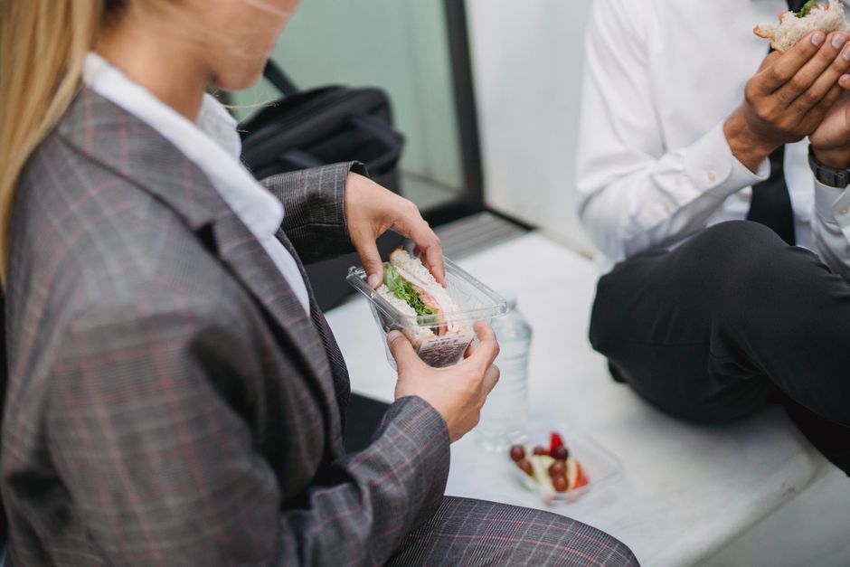 Dicas para manter uma alimentação saudável no trabalho em 2026: guia completo