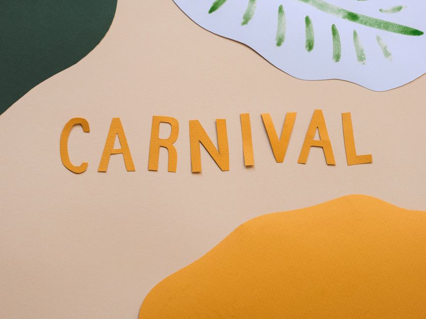 Imagem com letras de madeira formando a palavra 'Carnaval', destacando o tema de festividade e celebração brasileira.