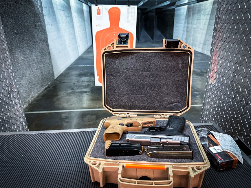 Imagem de uma arma de fogo desmontada em uma caixa de proteção, posicionada em uma área de treinamento ou praticidade na segurança.