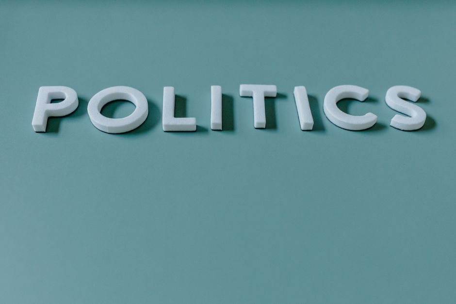 Imagem com a palavra 'POLÍTICS' representando temas políticos, ideologias ou debates governamentais.