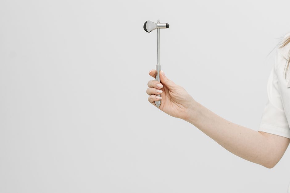 Imagem de uma mulher segurando um martelo de reflexão, simbolizando o conceito de decisão ou tomada de decisão importante.