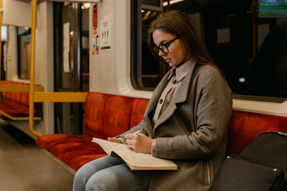 Dicas para estudar durante viagens longas: guia completo para 2026