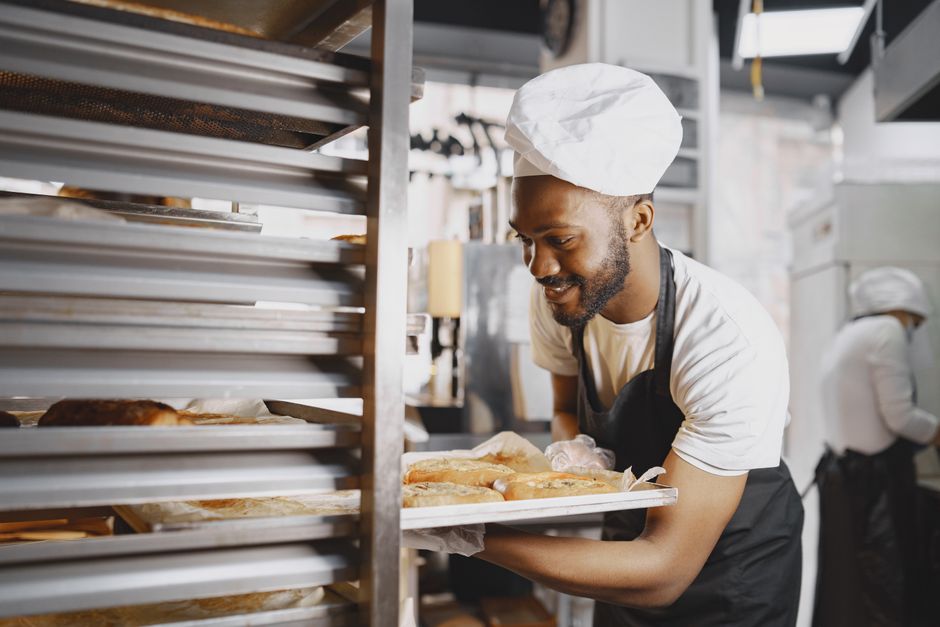 Dicas para montar um negócio de confeitaria em casa em 2026: guia completo para começar e lucrar