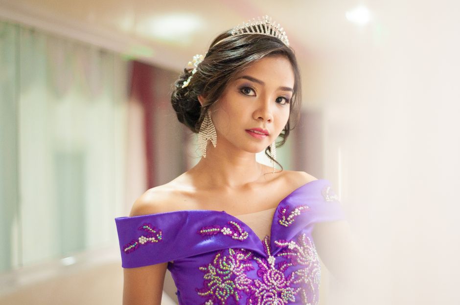 Mulher elegante em vestido de festa com tiara e brincos, pronto para um evento especial.