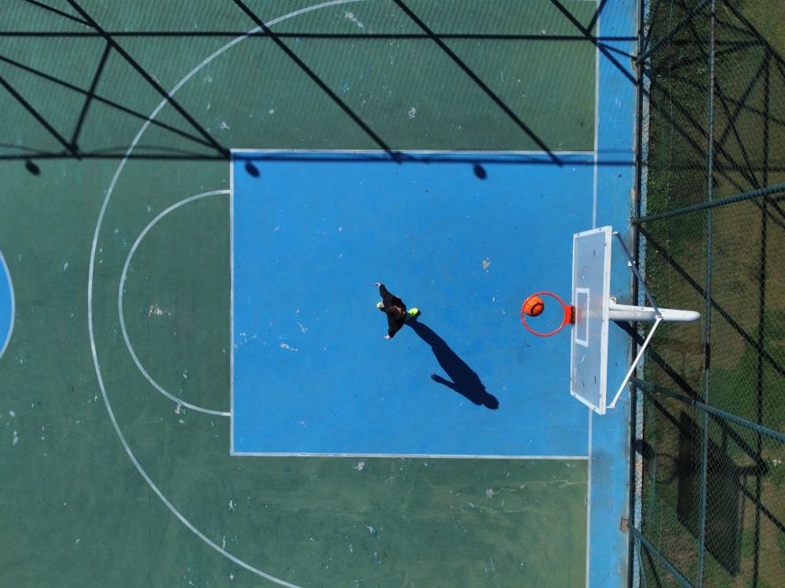 Como usar drones para melhorar o desempenho em esportes ao ar livre em 2026