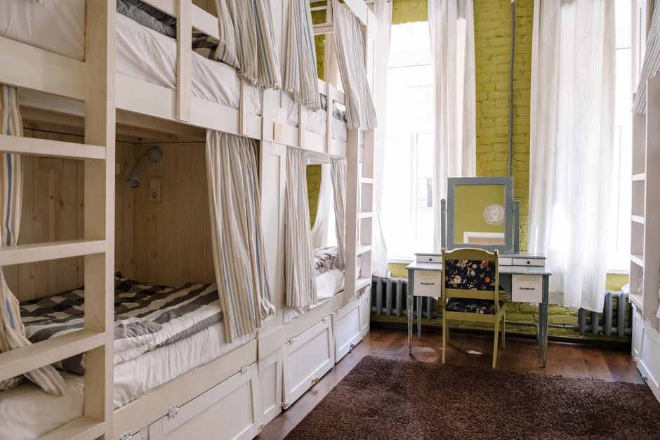Quarto com beliches em estilo rústico, iluminado por luz natural, ideal para acomodar várias pessoas em ambiente aconchegante.