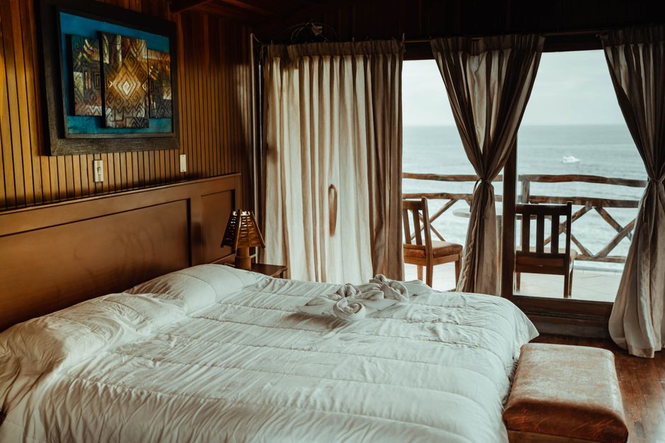 Quarto aconchegante com vista para o mar, ideal para hospedagem em destinos litorâneos ou resorts à beira-mar.