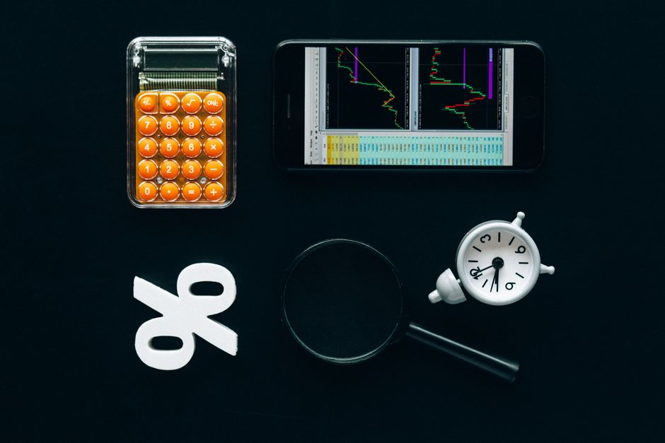 Imagem que exemplifica análise de dados financeiros e gestão de investimentos com uso de tecnologia e ferramentas de cálculo.