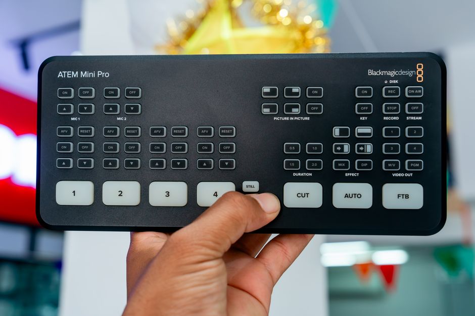 Controle remoto de câmera profissional usado na produção de vídeos para blogs e conteúdo audiovisual.