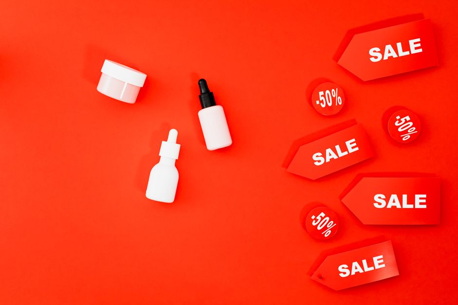 Imagem de produtos de cuidados com a pele sobre um fundo vermelho, destacando promoções e descontos em uma campanha de marketing digital.