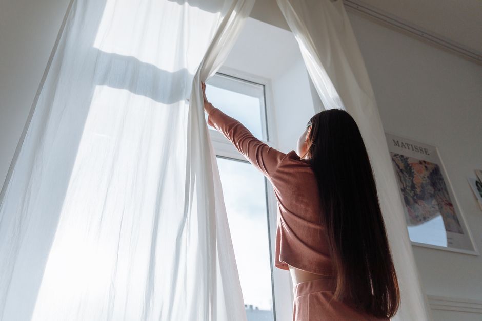 Dicas de decoração para combinar cortinas com roupas em 2026: Guia completo