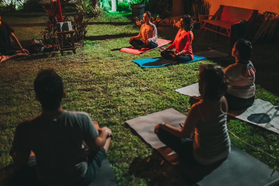 Dicas de como manter a saúde e o bem-estar durante a balada em 2026