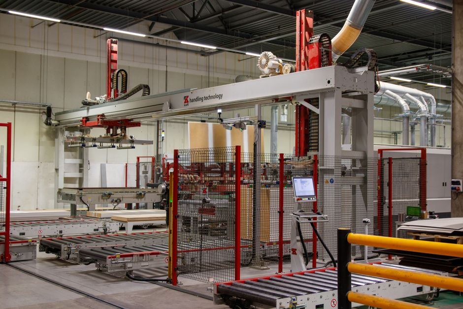 Imagem de uma máquina industrial automatizada em uma fábrica moderna, destacando tecnologia de manufatura avançada.