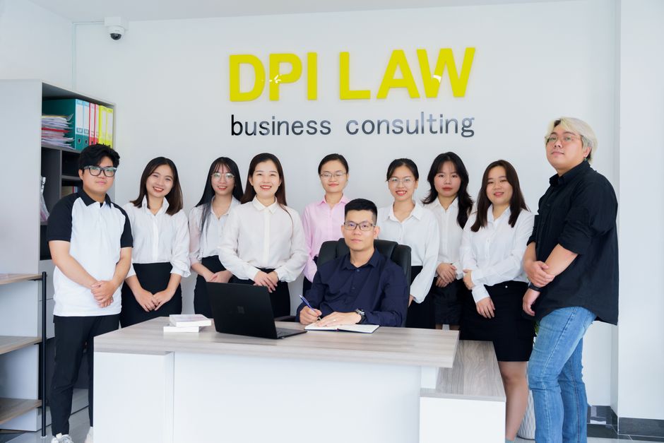Equipe de consultores de direito de privacidade e proteção de dados em um ambiente de escritório discutindo questões relacionadas à lei de DPIA.