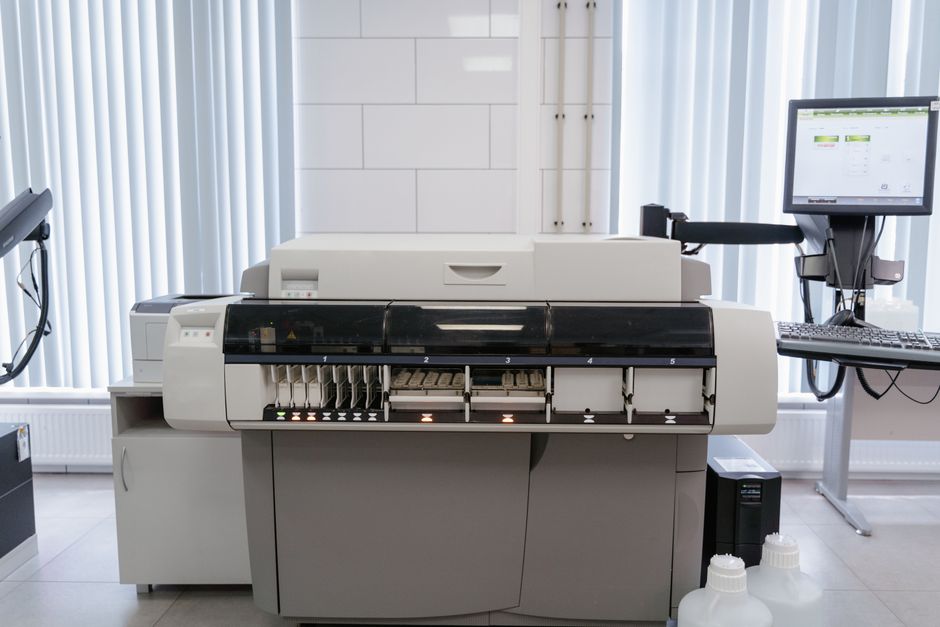 Imagem de uma impressora de alta tecnologia em um ambiente de escritório moderno, destacando a integração de tecnologia avançada na rotina administrativa.