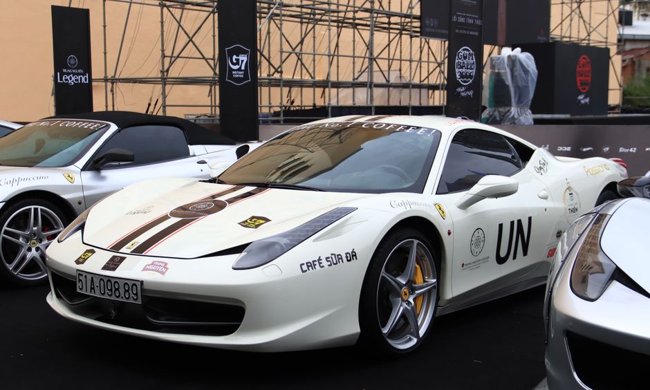 Carro esportivo com decoração temática de força policial e logotipo da ONU, usado em evento de exibição de veículos de luxo.