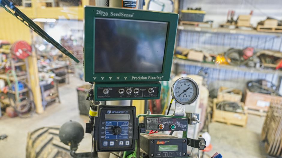 Imagem de um sistema de monitoramento agrícola usado na agricultura de precisão, com equipamentos eletrônicos em um ambiente de armazenamento ou oficina.