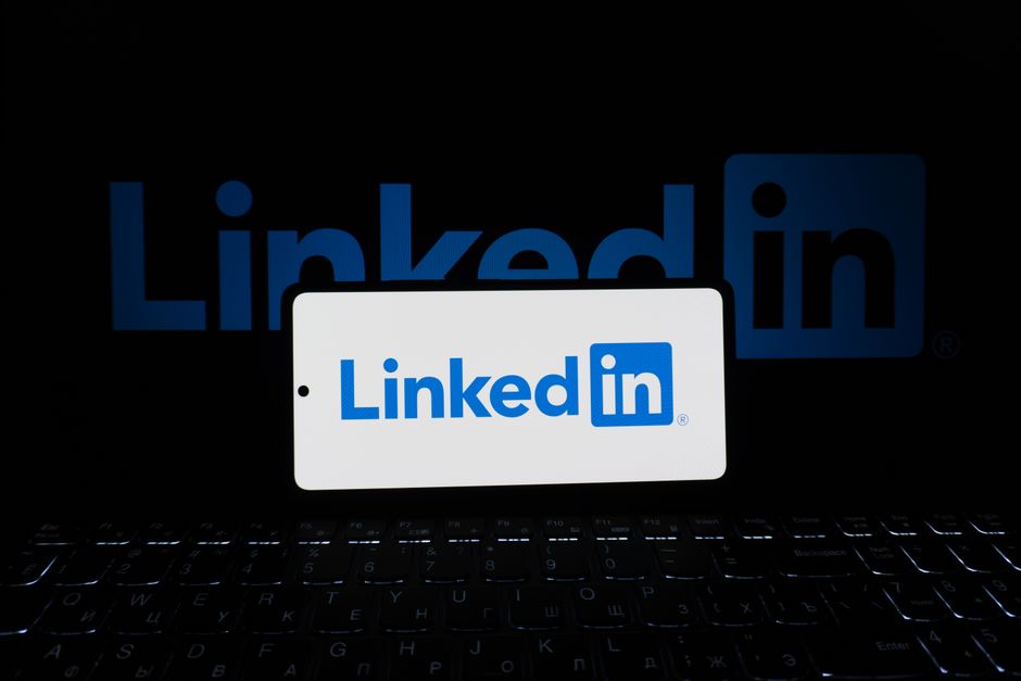 Imagem ilustrativa de uso de redes sociais profissionais, destacando o LinkedIn como ferramenta para networking e oportunidades de carreira.