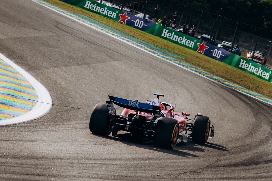 Carro de Fórmula 1 em alta velocidade durante uma corrida, demonstrando a emoção do esporte automobilístico.