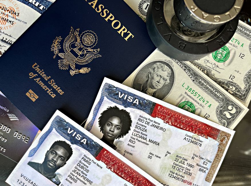 Imagem mostrando documentos de viagem, dinheiro e uma caderneta azul com o escudo dos Estados Unidos, relacionados a assuntos de imigração e viagens internacionais.