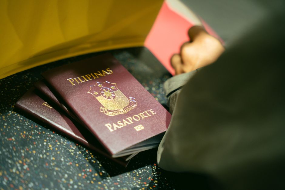 Imagem de passaportes das Filipinas em uma bolsa, prontos para viagem internacional.