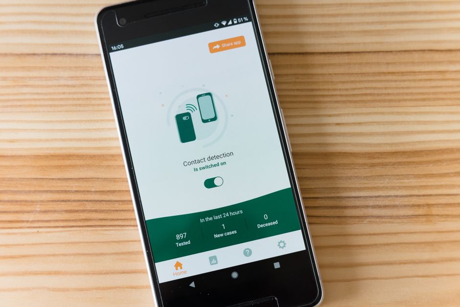 Imagem de um smartphone exibindo um aplicativo de rastreamento de contato, destacando a tecnologia de monitoramento de saúde digital para gestão de epidemias.