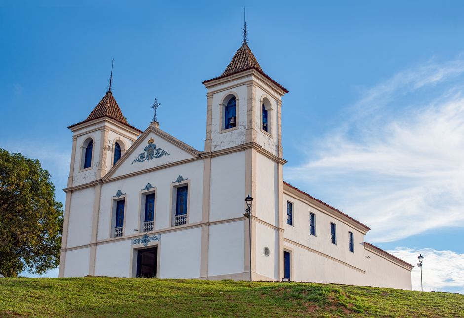Igreja histórica em estilo colonial azul e branco sob céu claro, destacando sua arquitetura e tradição religiosa.