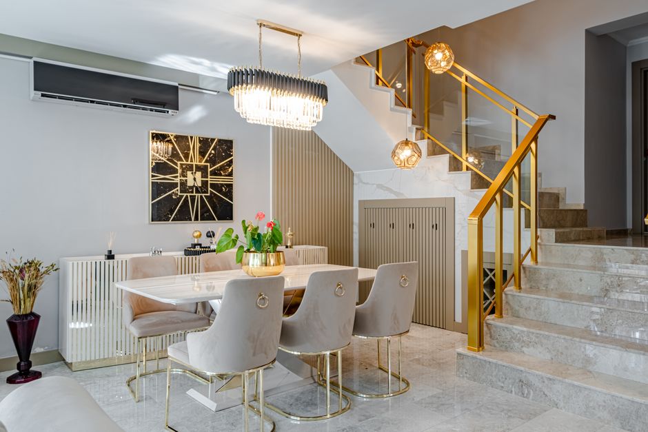 Imagem de uma sala de jantar moderna e elegante com iluminação sofisticada, mobiliário luxuoso e decoração refinada.