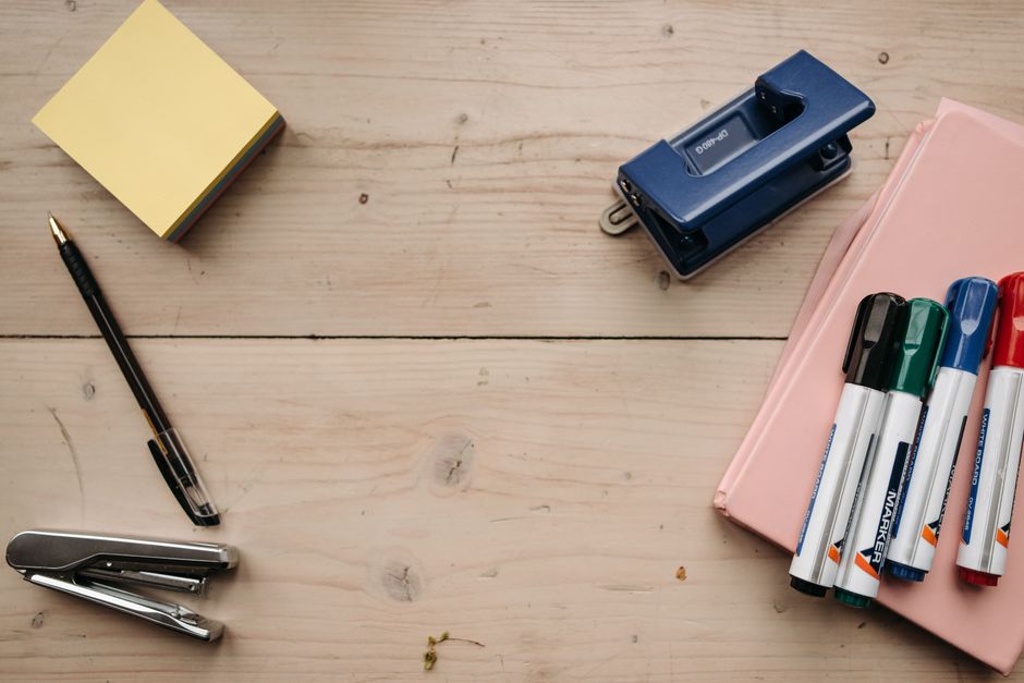 Imagem de uma área de trabalho organizada com materiais escolares e de escritório, sugerindo foco em planejamento, organização ou estudos.