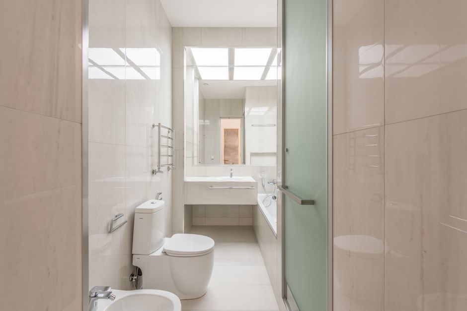 Banheiro moderno com acabamento clean e iluminação natural, ideal para temas de decoração e ambiente residencial.