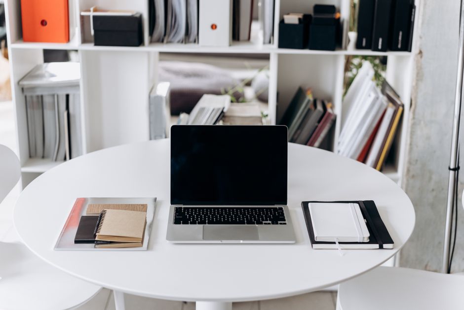 Imagem de uma mesa de trabalho organizada em um ambiente de escritório, ideal para artigos sobre produtividade e gestão de trabalho remoto.