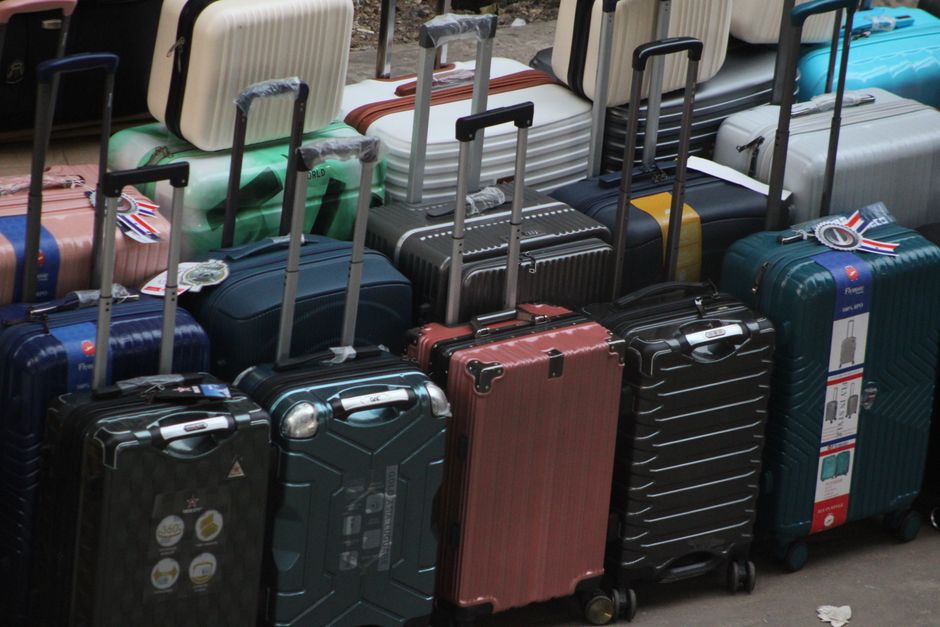 Conjunto de malas de viagem organizadas em um aeroporto, simbolizando o tema de viagens e turismo.