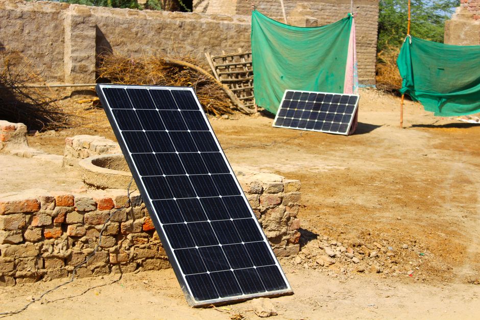 Painel solar instalados em uma área rural, destacando o uso de energias renováveis em comunidades isoladas.