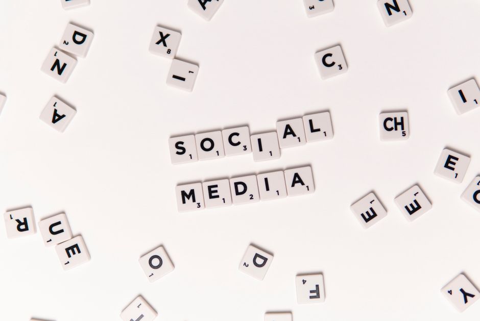 Imagem com blocos de letras formando as palavras 'SOCIAL' e 'MEDIA', destacando o tema de estratégias de mídia social.