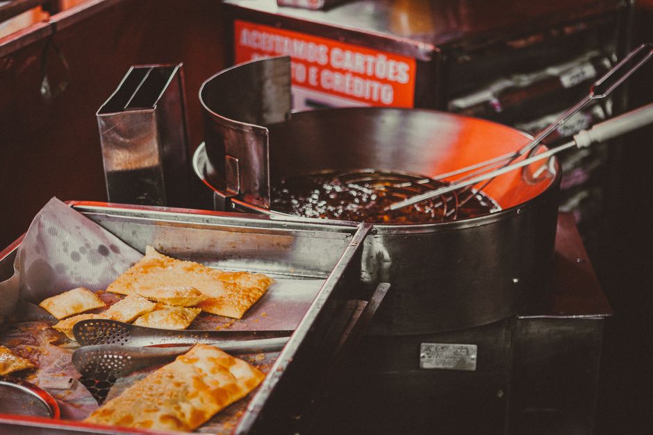 Equipamentos essenciais para cozinhas industriais em cursos de gastronomia
