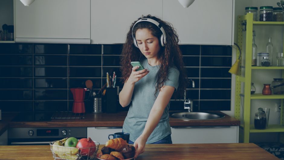 Melhores músicas para ouvir enquanto cozinha em 2026: trilha sonora perfeita para seu fogão