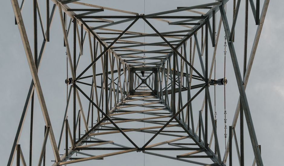 Como funciona a construção de torres de transmissão de energia em 2026: Guia completo