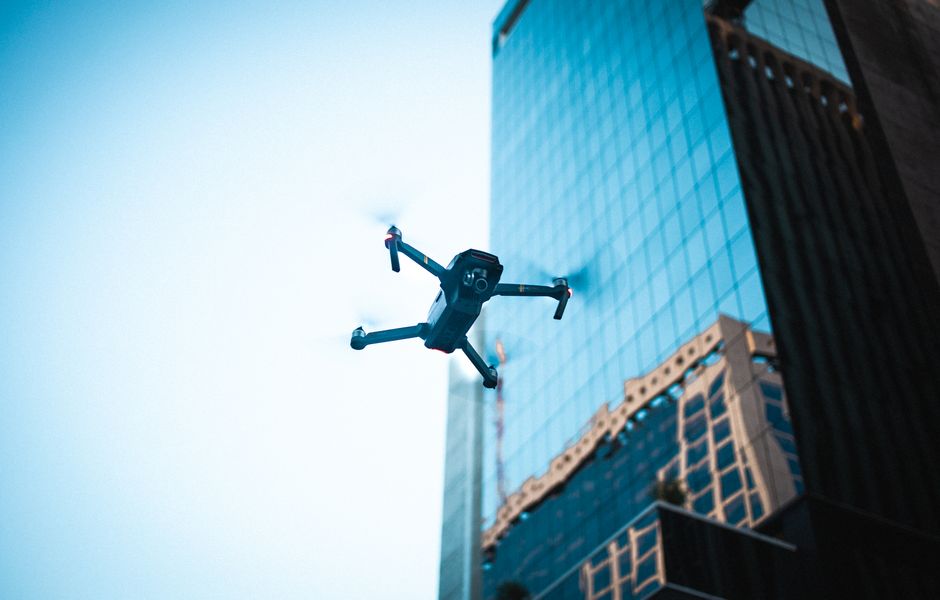 Certificações e regulamentações essenciais para profissionais de drones