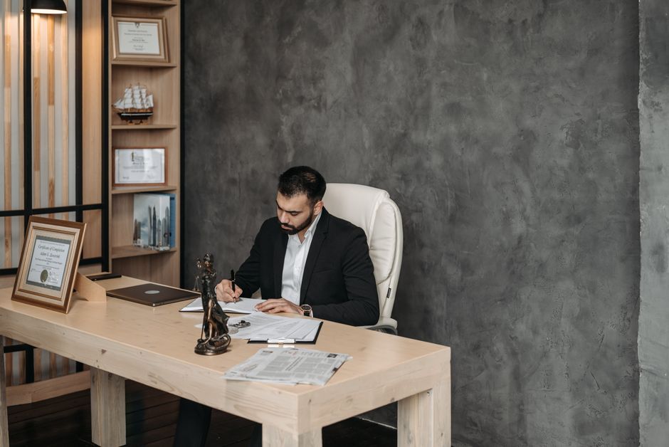 Como escolher um advogado empresarial para sua empresa em 2026: guia completo